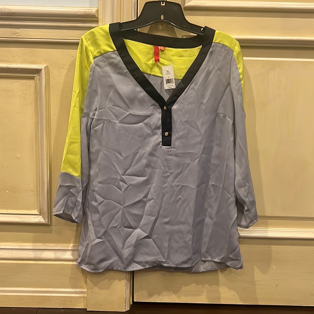 NWT Women Size S 5/48 Top